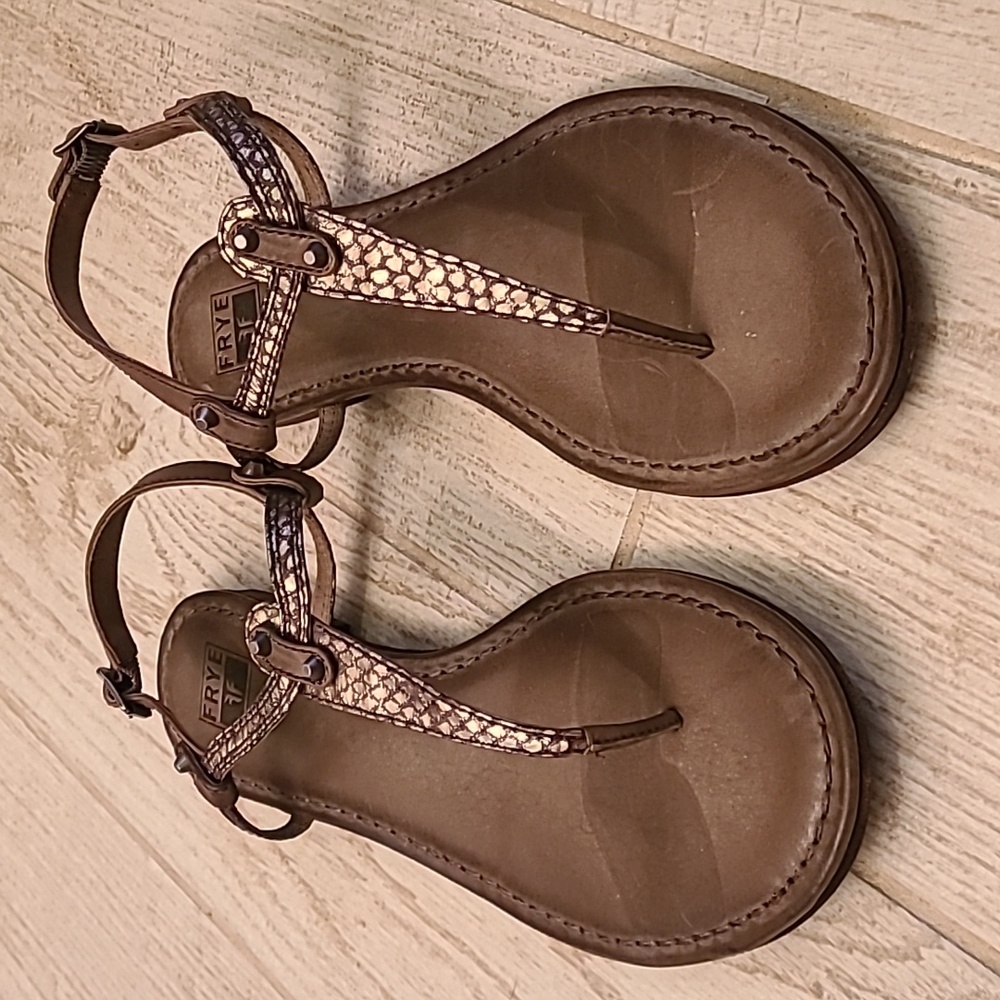 BN Taupe Frye Thong Sandals in a Size 10!
